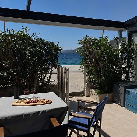 Sea La Vie - Beachfront Retreat 루트라키 외부 사진