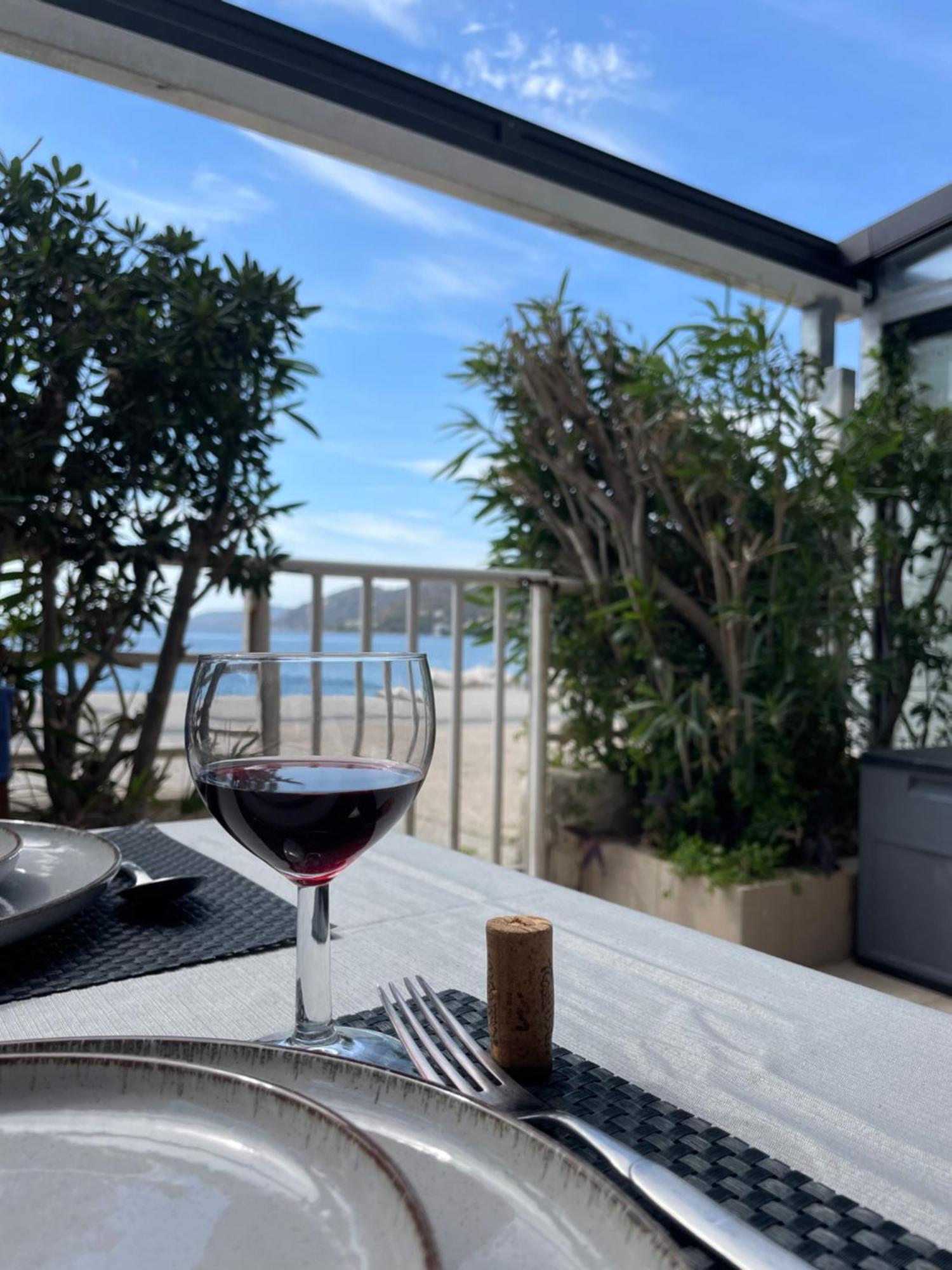 Sea La Vie - Beachfront Retreat 루트라키 외부 사진