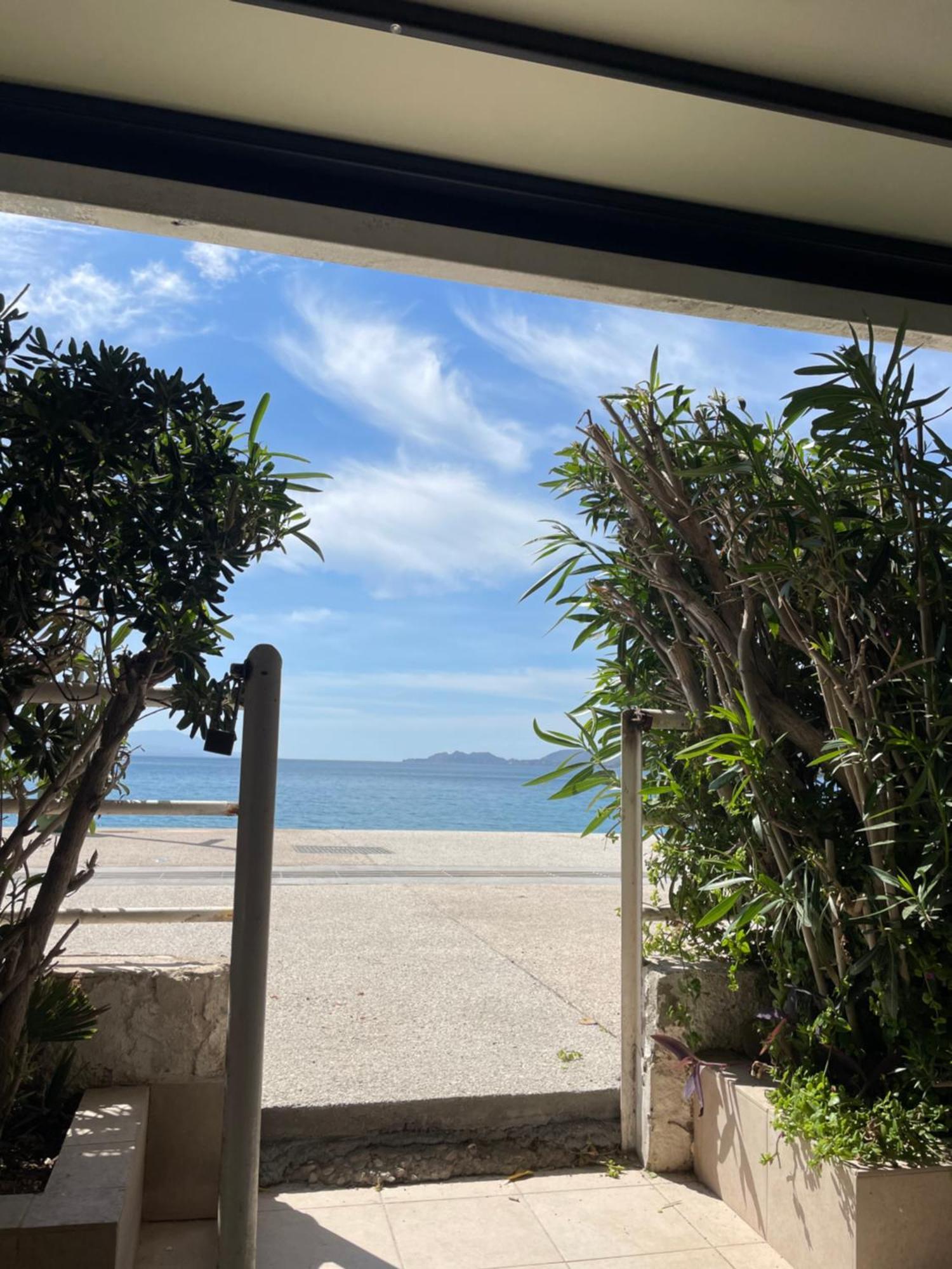 Sea La Vie - Beachfront Retreat 루트라키 외부 사진
