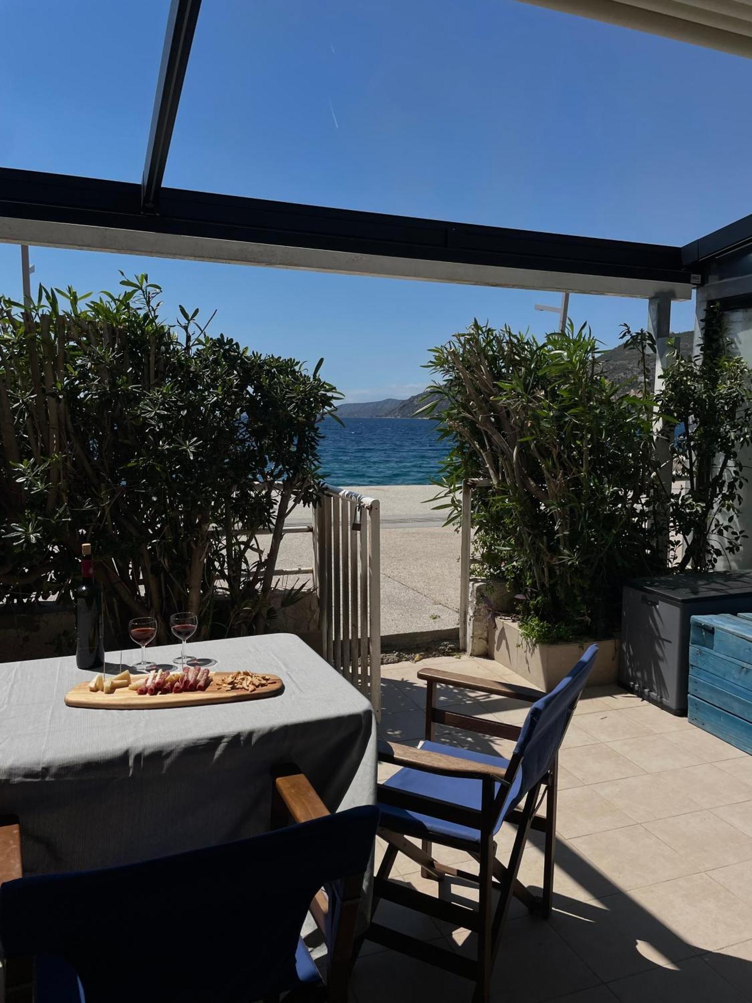 Sea La Vie - Beachfront Retreat 루트라키 외부 사진